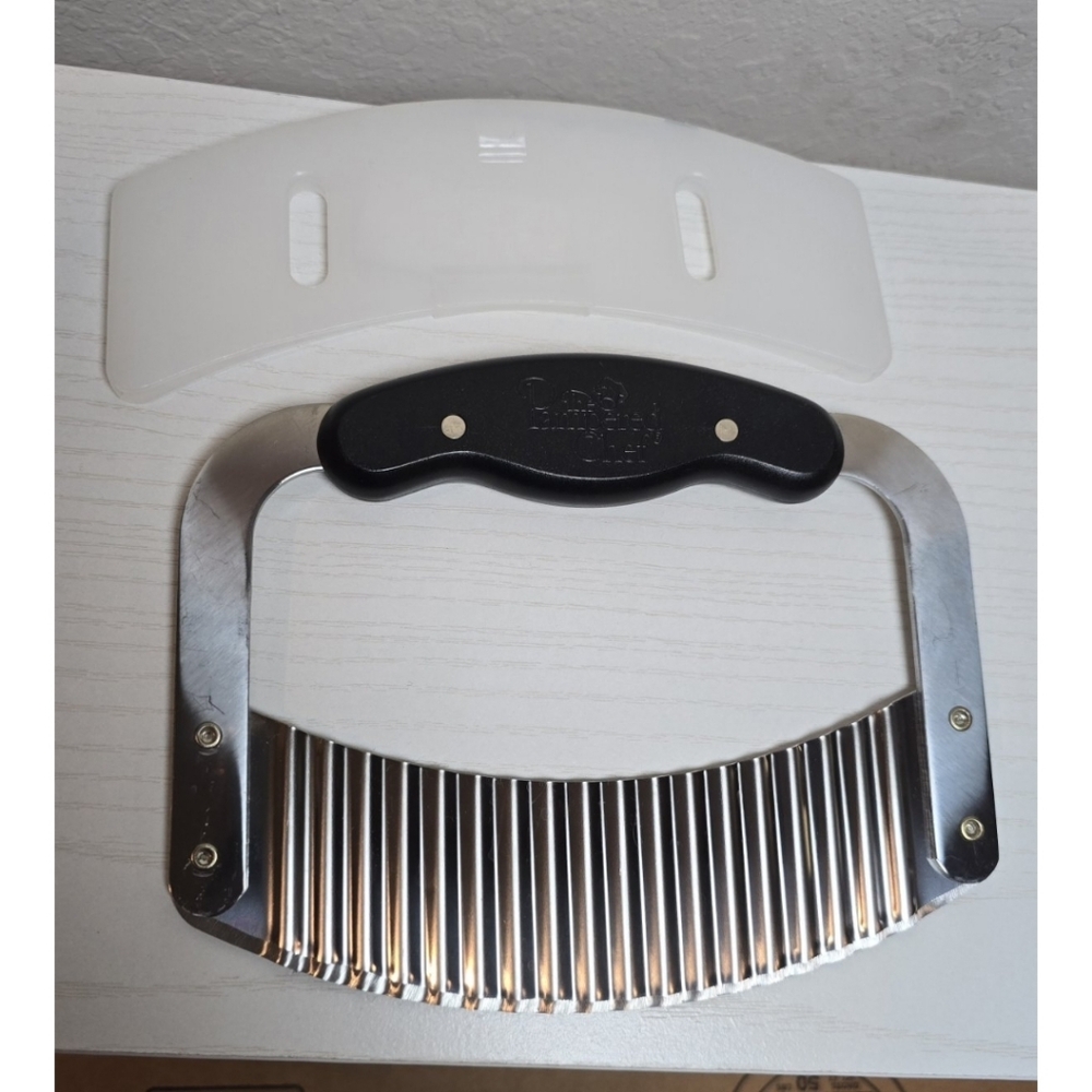 The Pampered Chef Crinkle Cutter